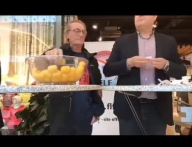 Παρωδία! Η πιο... στημένη κλήρωση στην ιστορία (βίντεο)